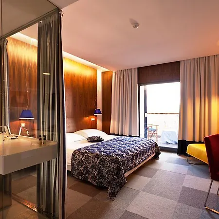 Hotel In 4*